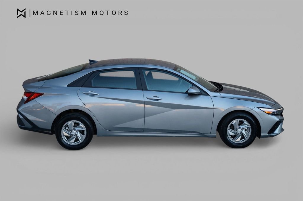Used 2025 Hyundai Elantra SE w/ Cargo Package image 2