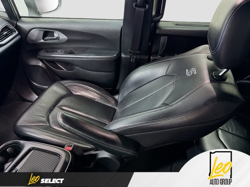 Used 2022 Chrysler Pacifica Touring-L w/ S Appearance Package image 23