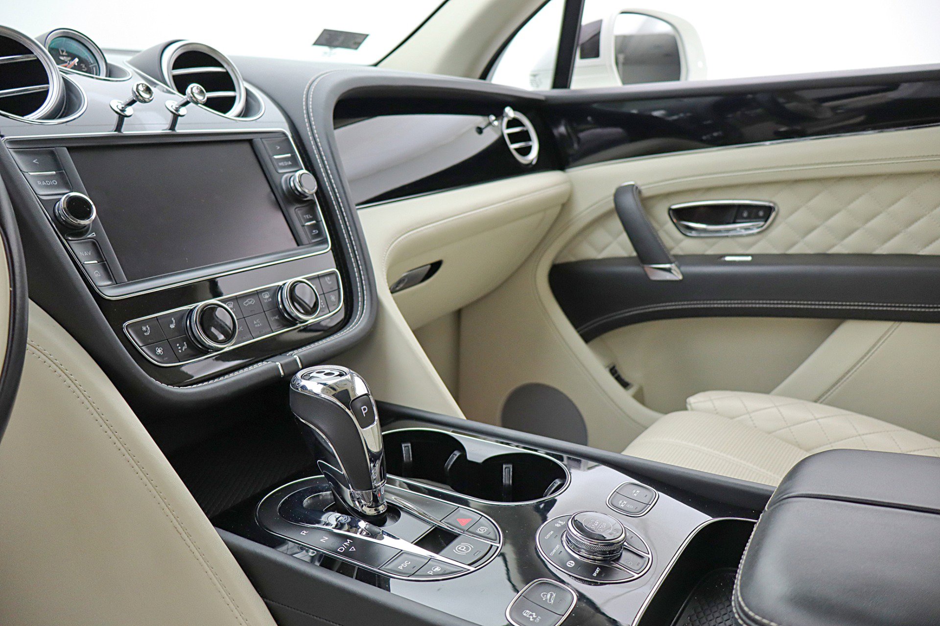 Certified 2017 Bentley Bentayga AWD/4WD image 26