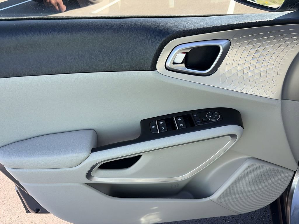 Certified 2025 Kia Soul LX w/ LX Technology Package FWD image 13
