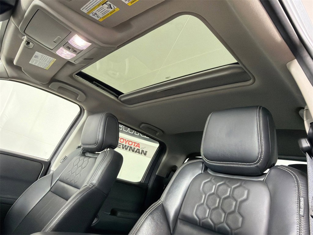 Used 2022 Nissan Frontier SV w/ SV Premium Package image 2