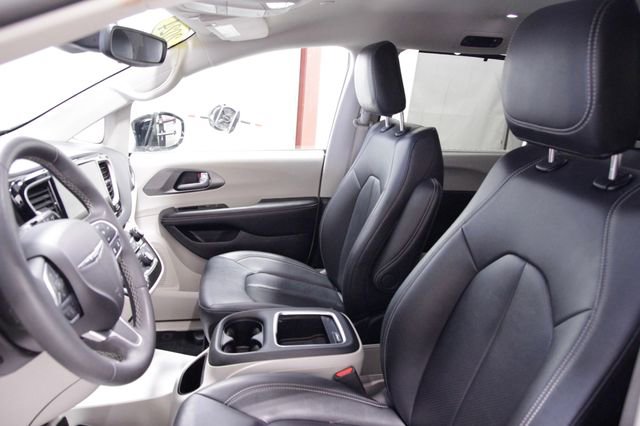 Used 2024 Chrysler Pacifica Touring-L image 13