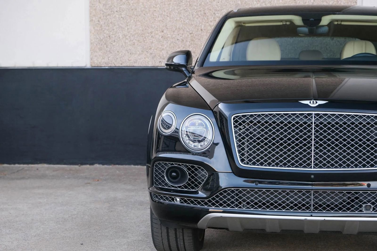 Used 2018 Bentley Bentayga image 3