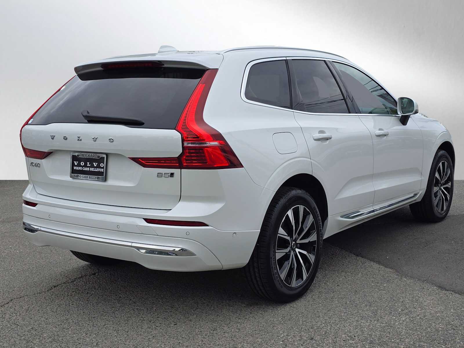 Used 2023 Volvo XC60 B5 Plus w/ Climate Package AWD/4WD image 3