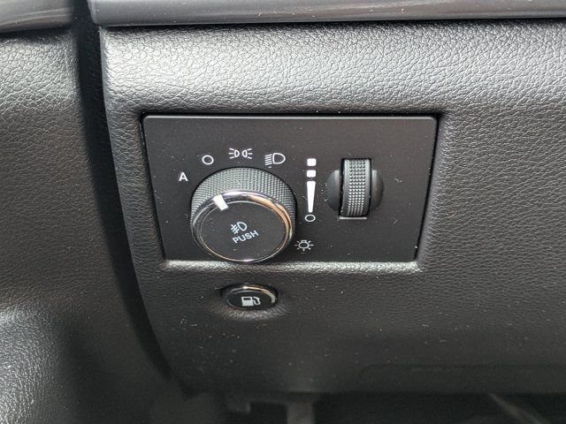 Used 2020 Jeep Grand Cherokee Laredo AWD/4WD image 20