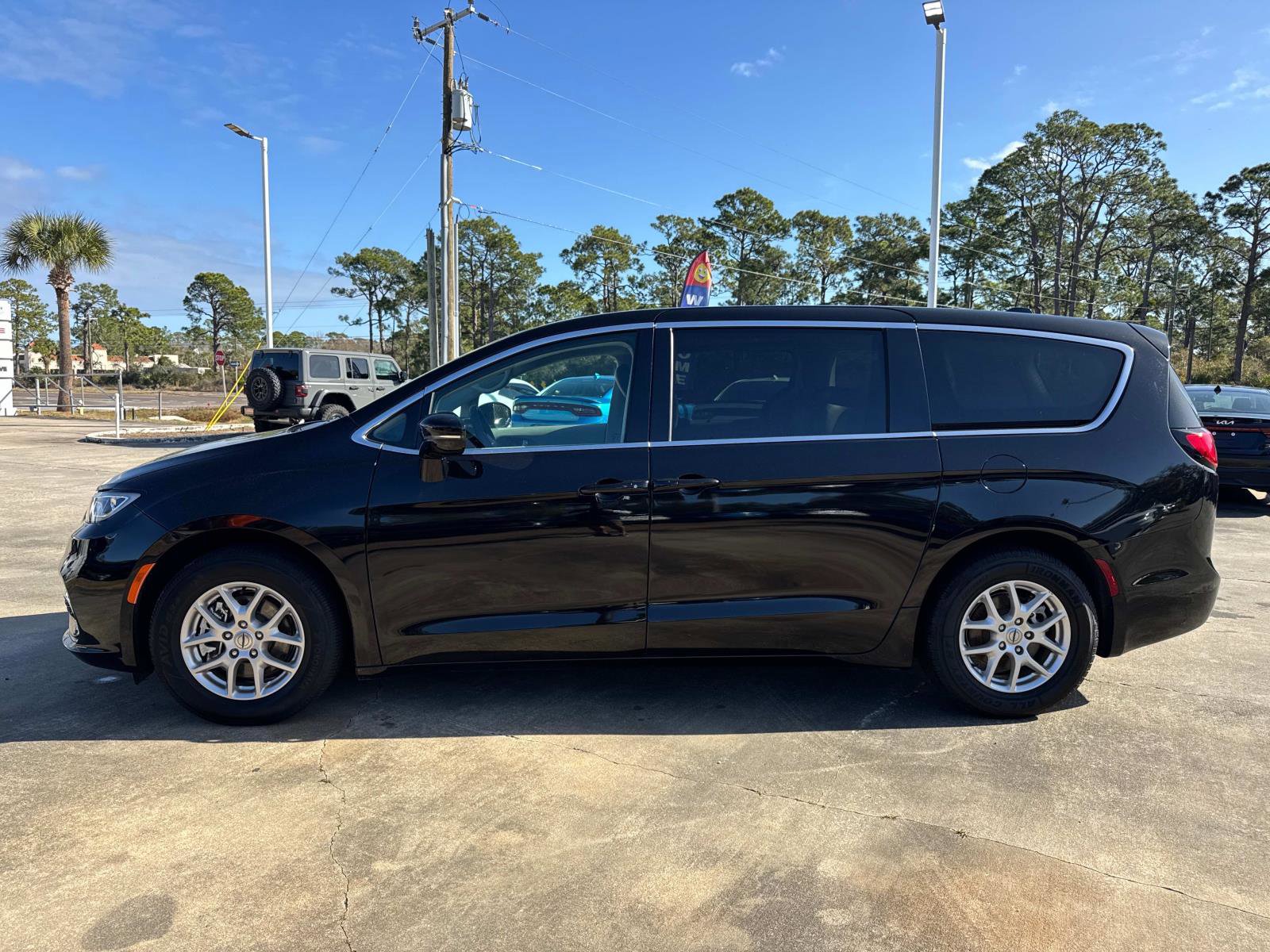 Used 2024 Chrysler Pacifica Touring-L image 6