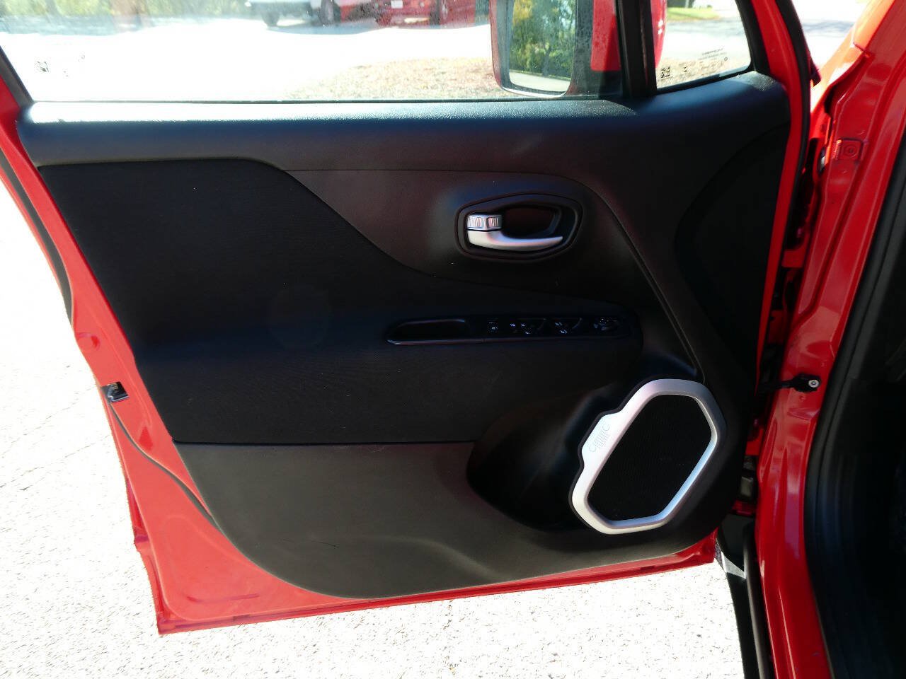 Used 2019 Jeep Renegade Latitude w/ Cold Weather Group FWD image 21