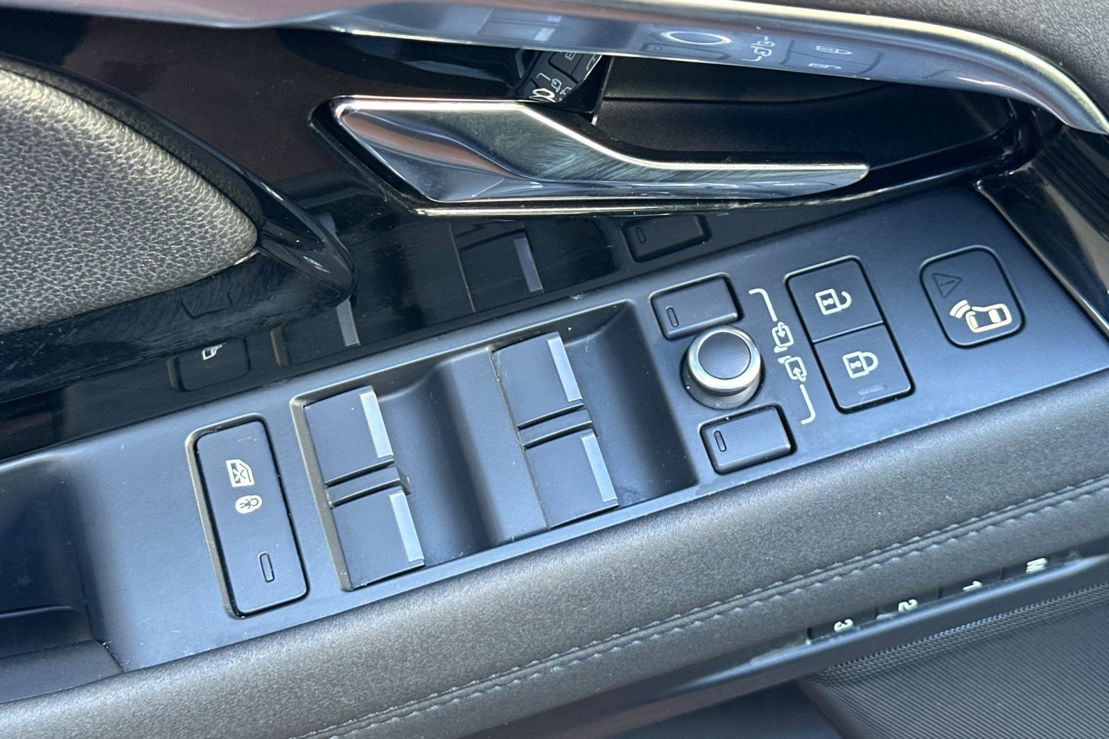 Used 2022 Land Rover Range Rover Evoque R-Dynamic SE image 15