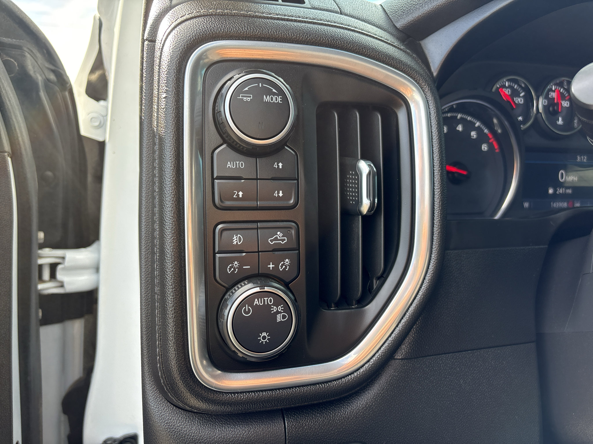 Used 2020 Chevrolet Silverado 1500 LT Trail Boss w/ Convenience Package AWD/4WD image 14