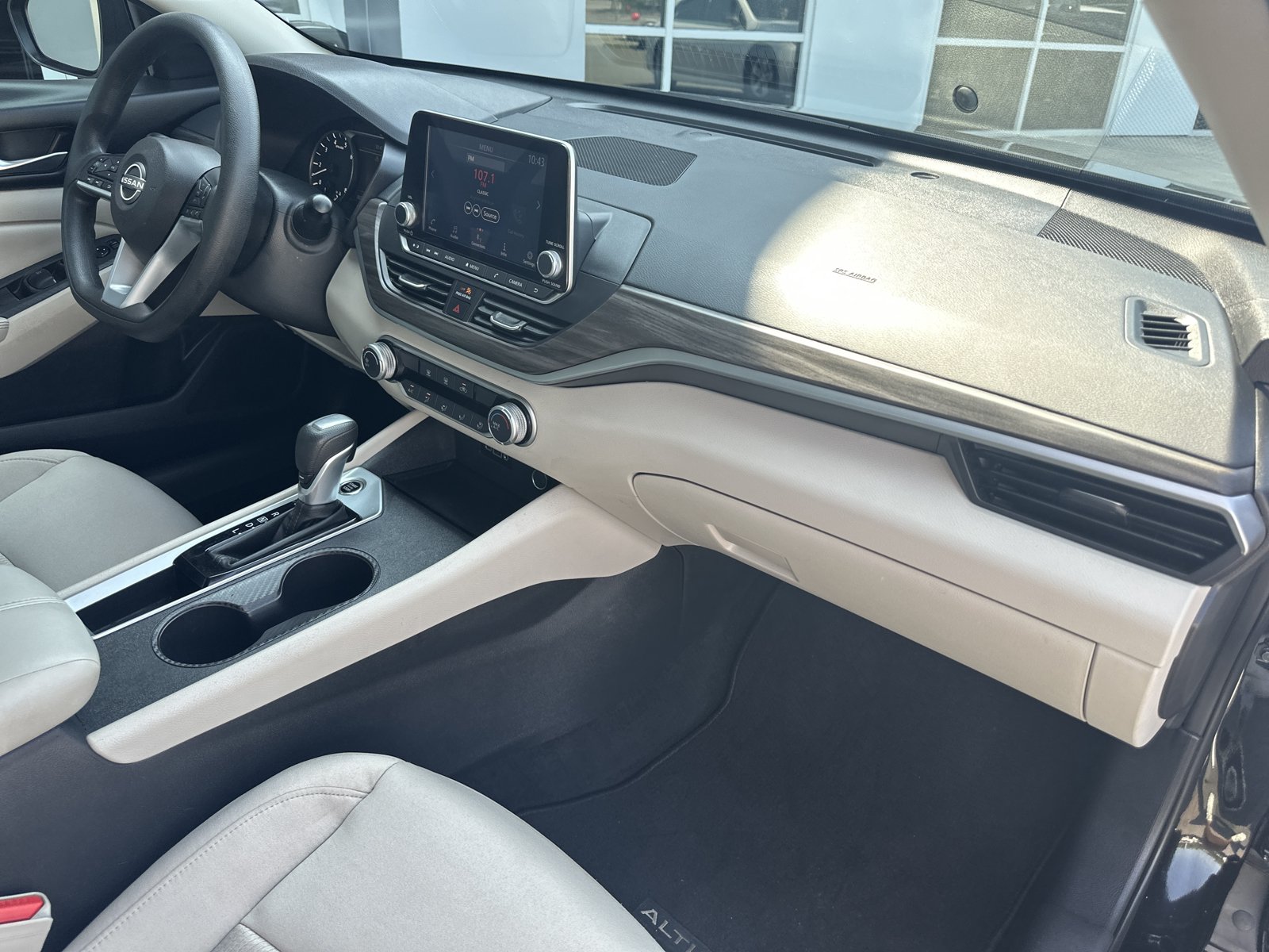 Used 2025 Nissan Altima 2.5 SV FWD image 23