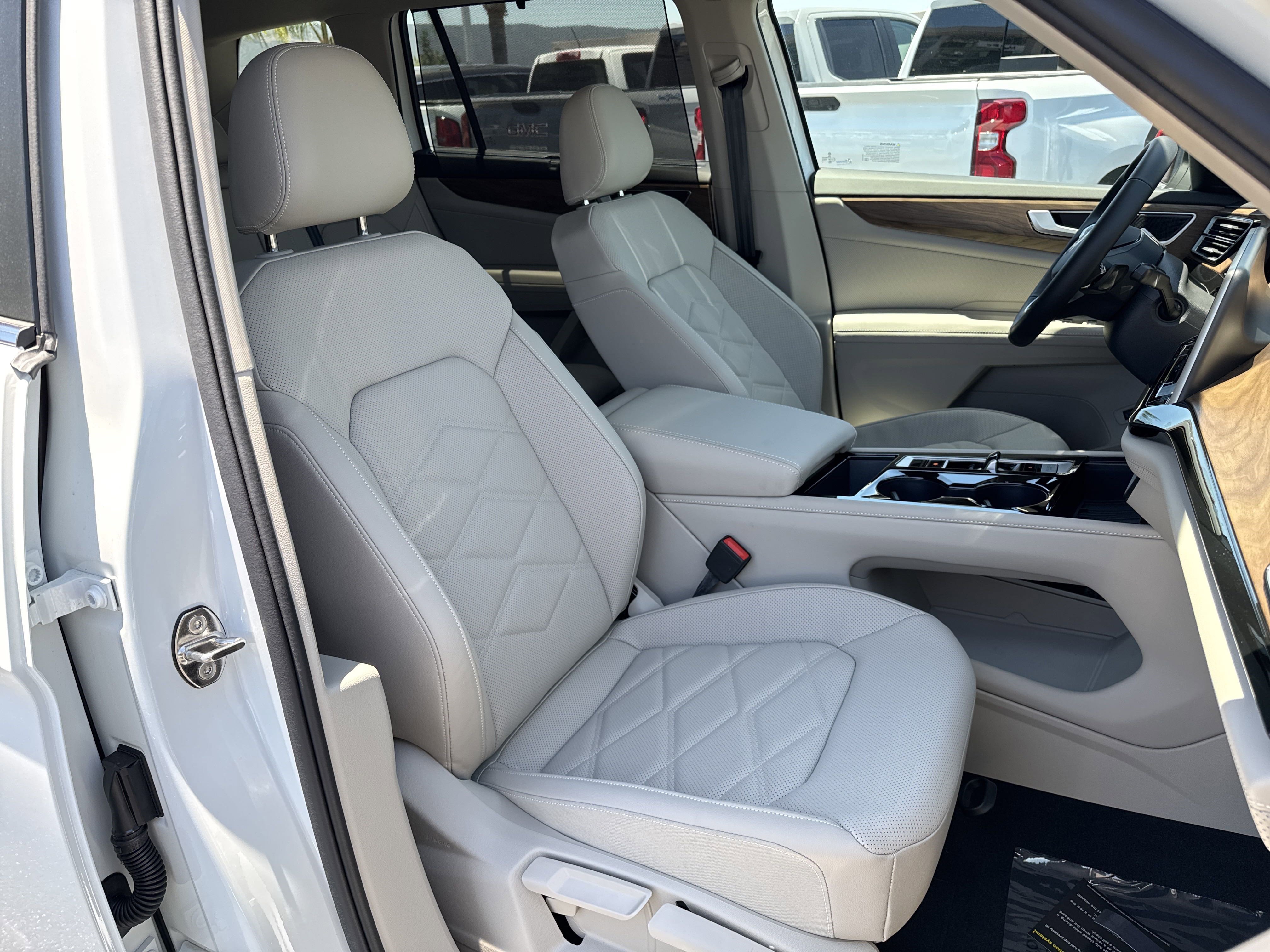 Used 2025 Volkswagen Atlas SE image 31