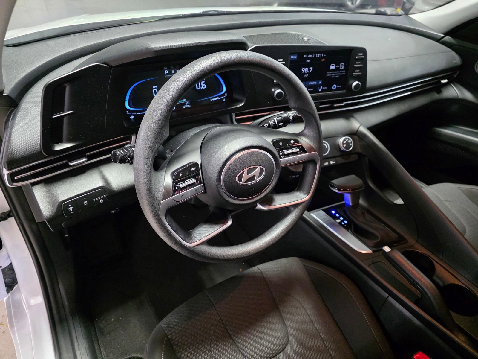 Used 2025 Hyundai Elantra SE image 17