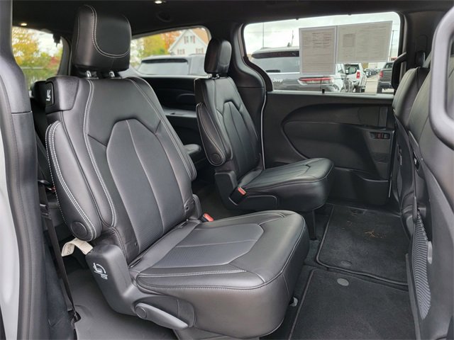Certified 2024 Chrysler Pacifica Touring-L w/ S Appearance Package image 24