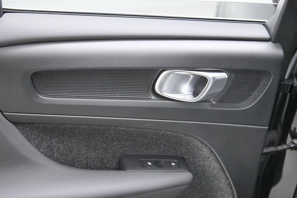 Certified 2024 Volvo XC40 B5 Plus w/ Protection Package Premier image 21