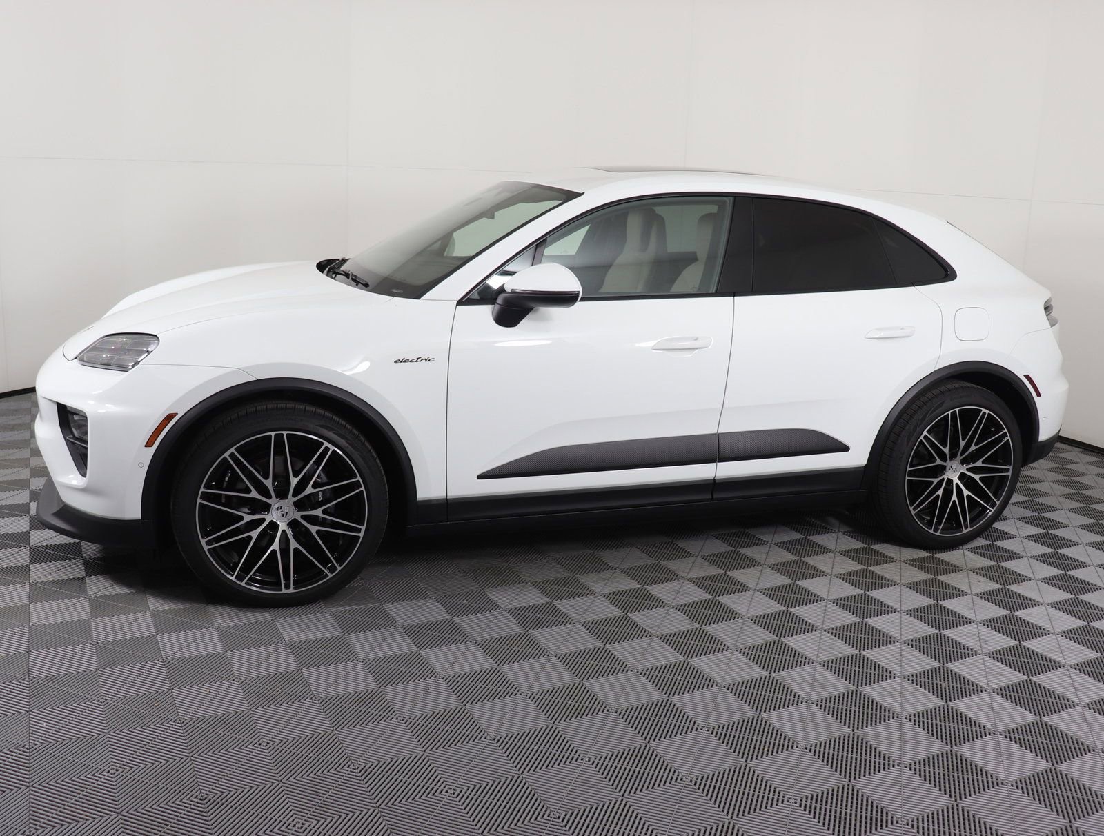 Certified 2024 Porsche Macan 4 Electric AWD/4WD image 2