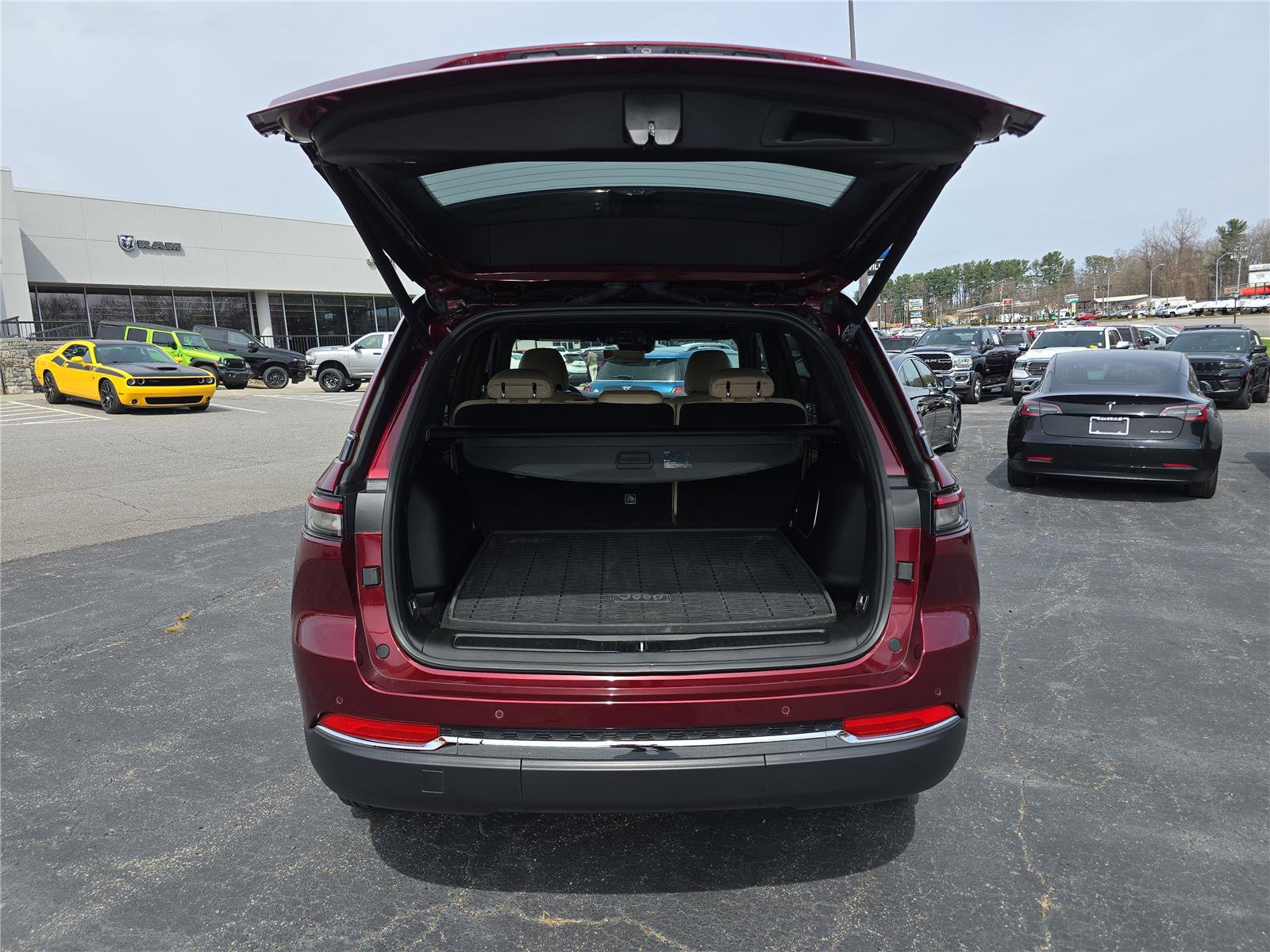 Used 2025 Jeep Grand Cherokee Limited w/ Luxury Tech Group II image 5