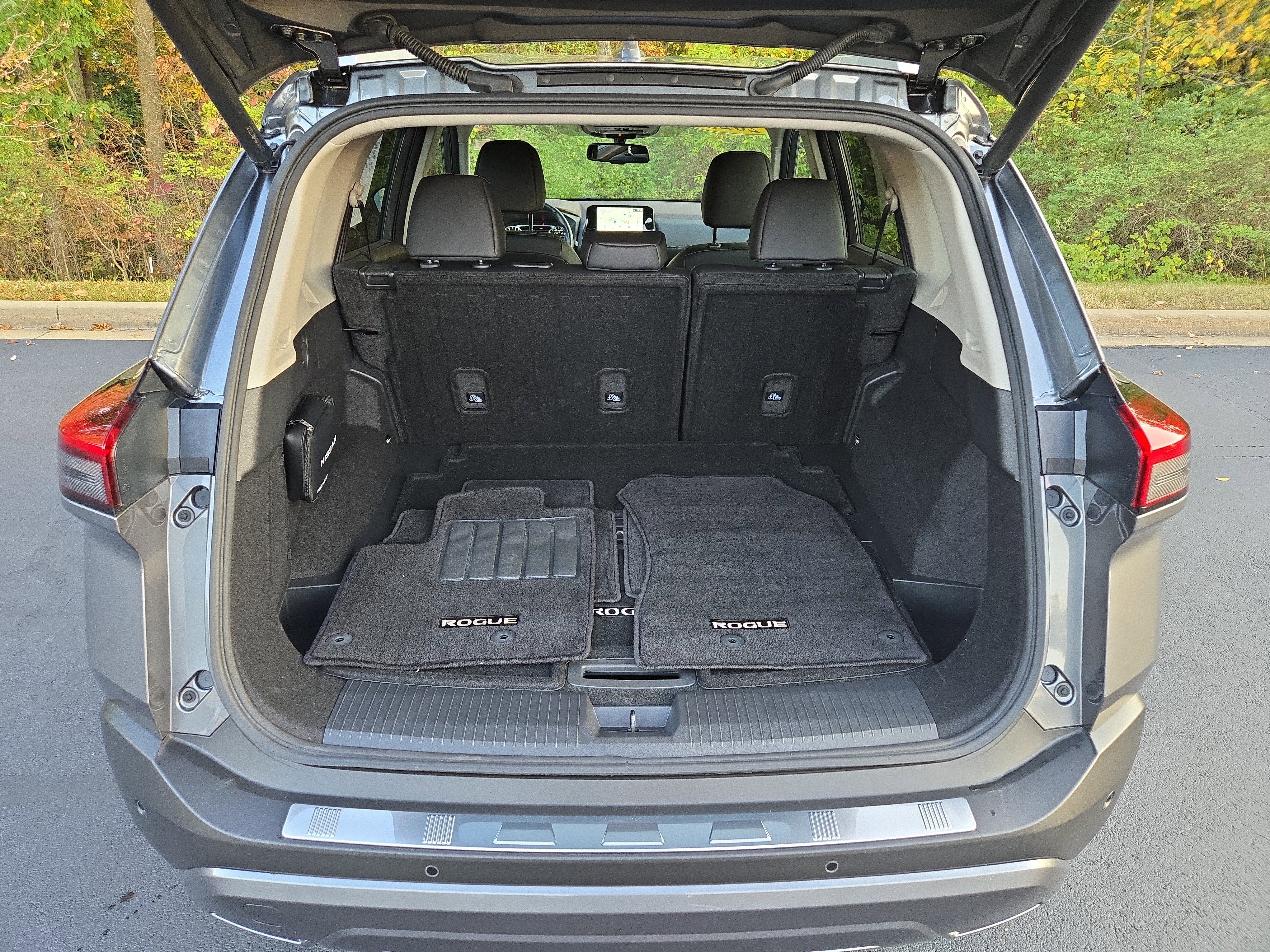 Used 2023 Nissan Rogue SL w/ SL Premium Package image 9