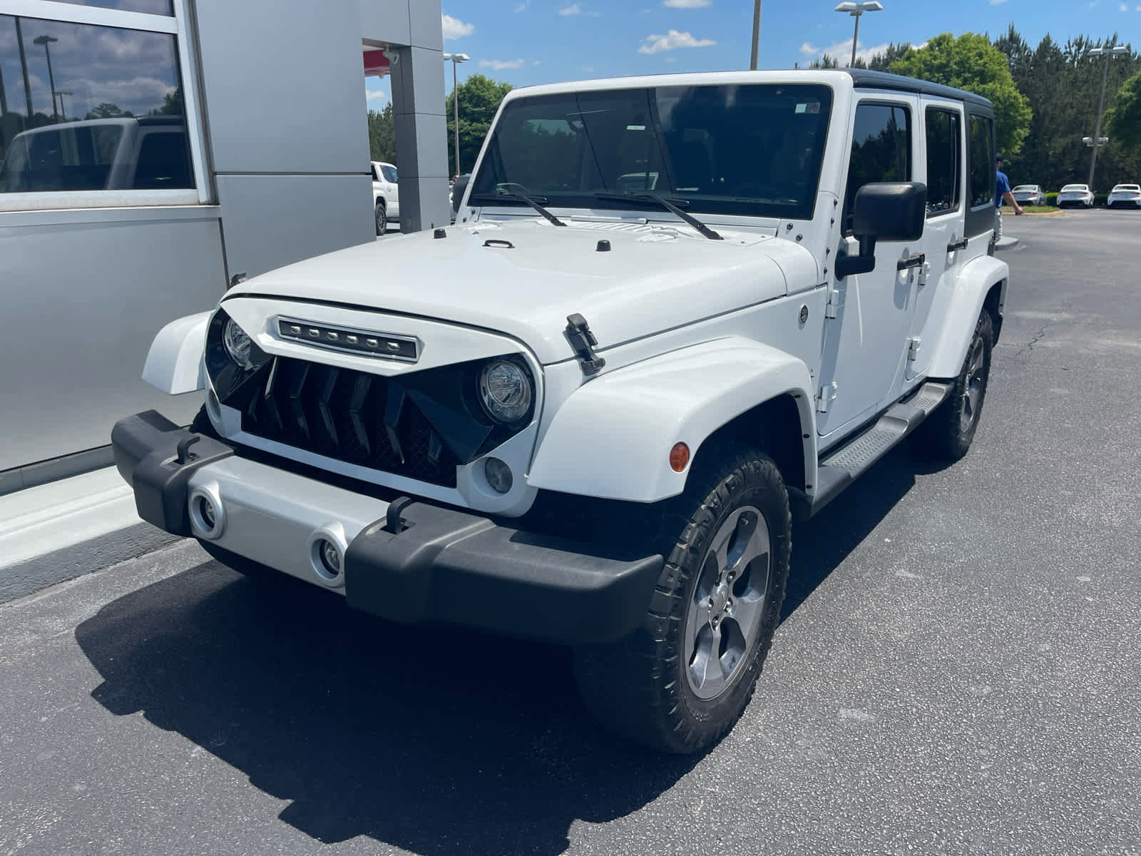 Used 2018 Jeep Wrangler Unlimited Sahara AWD/4WD image 2