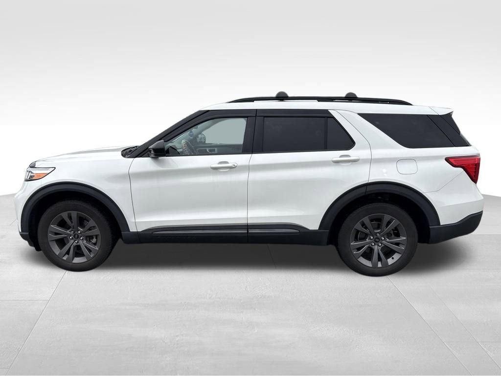 Used 2022 Ford Explorer XLT w/ Equipment Group 202A AWD/4WD image 2