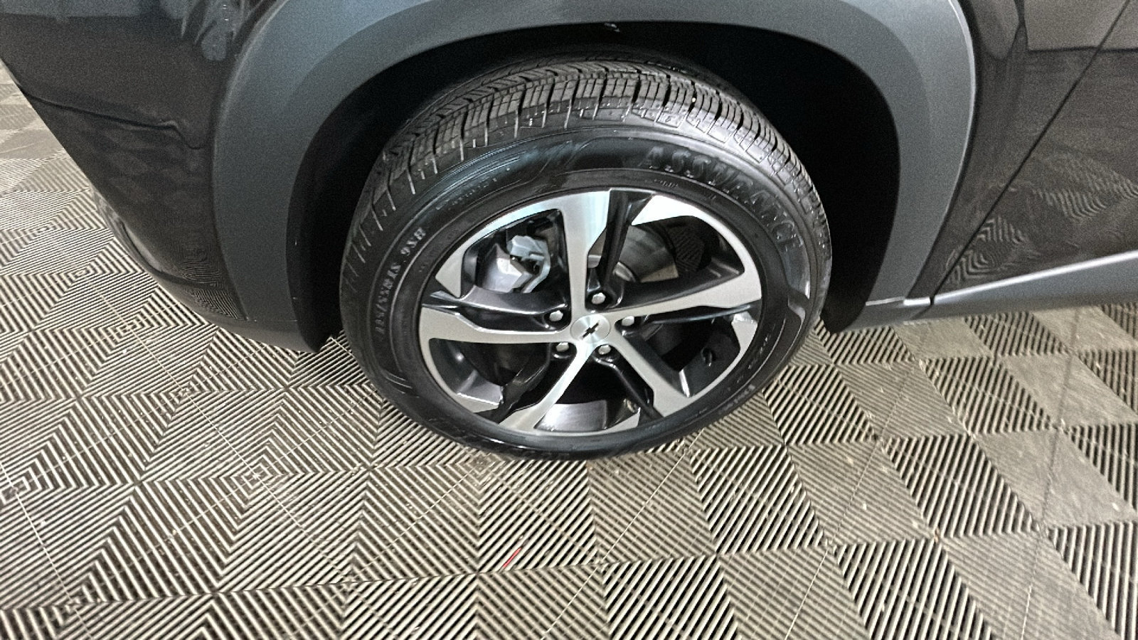 Used 2025 Chevrolet Trax RS w/ Sunroof Package FWD image 11