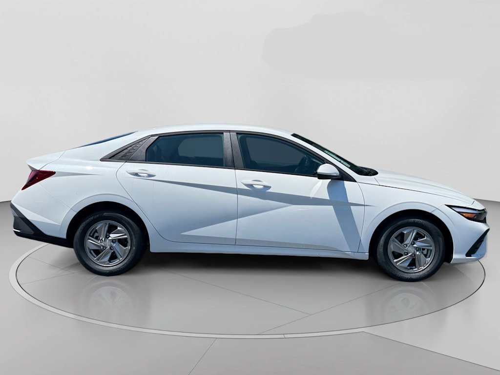 New 2026 Hyundai Elantra SE FWD image 4