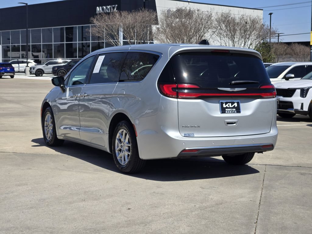 Used 2024 Chrysler Pacifica Touring-L FWD image 3