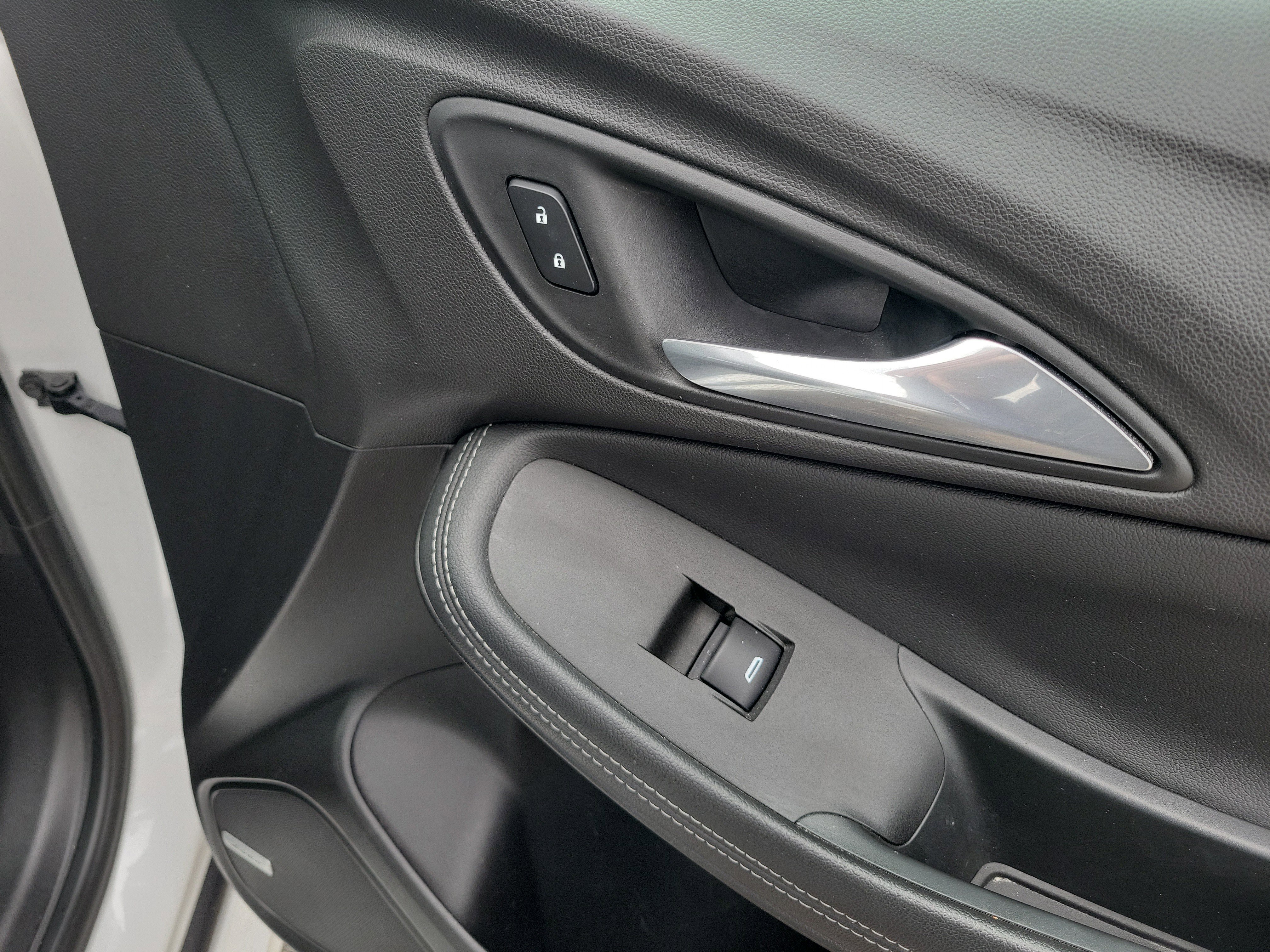 Used 2020 Buick Encore GX Essence w/ Experience Buick Package image 21