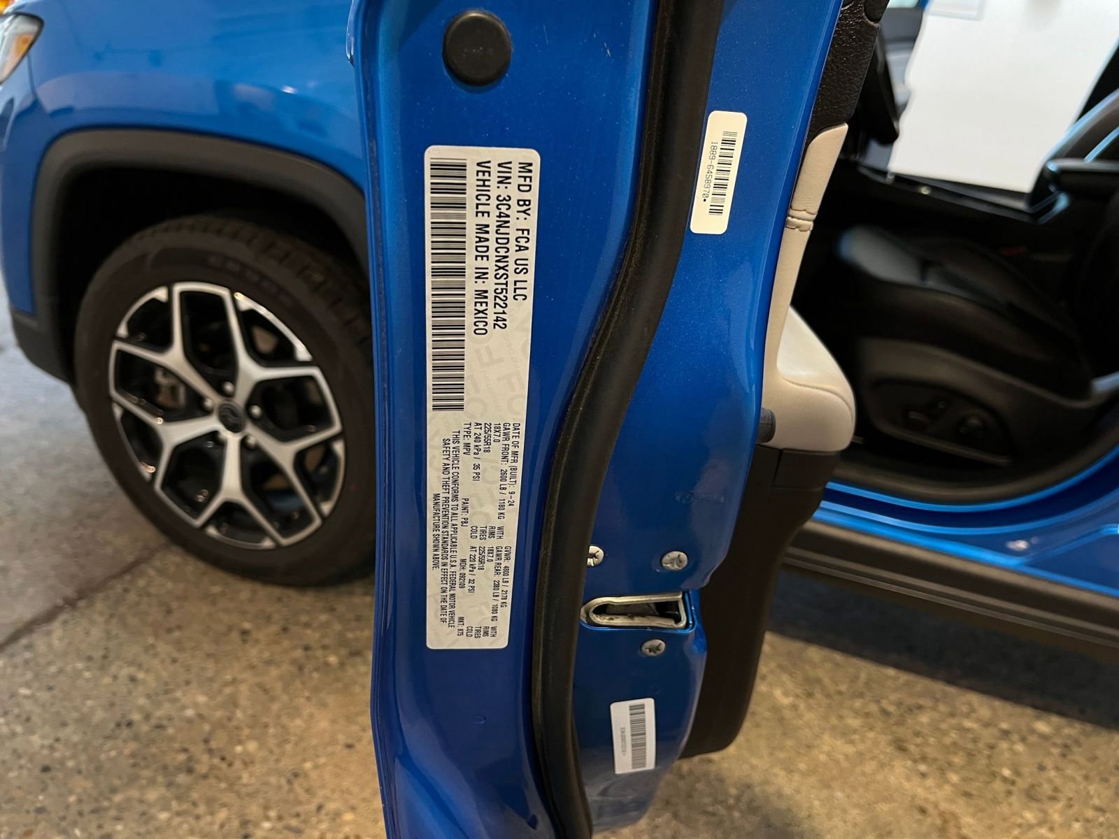 Used 2025 Jeep Compass Limited AWD/4WD image 29