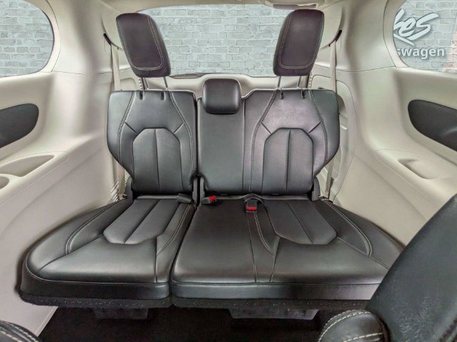 Used 2024 Chrysler Pacifica Touring-L FWD image 15