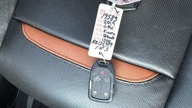 Used 2019 GMC Sierra 1500 AT4 w/ AT4 Premium Package image 30