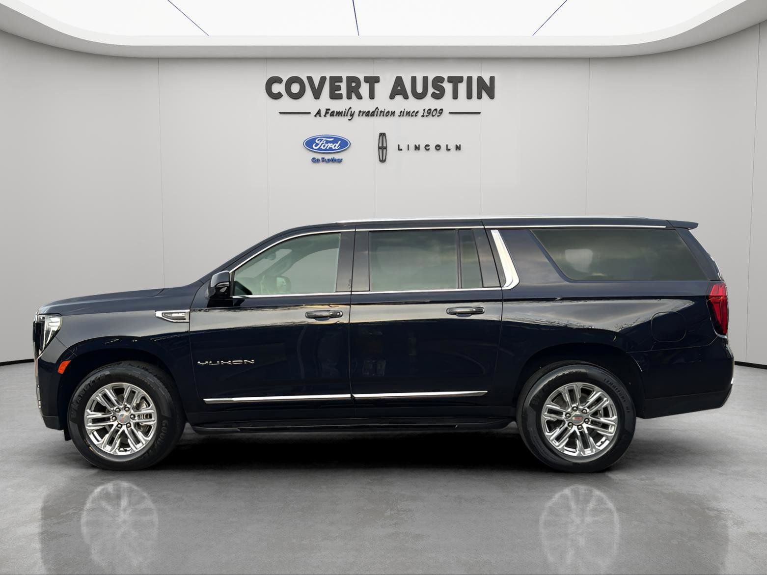 Used 2022 GMC Yukon XL SLT w/ SLT Luxury Package image 2