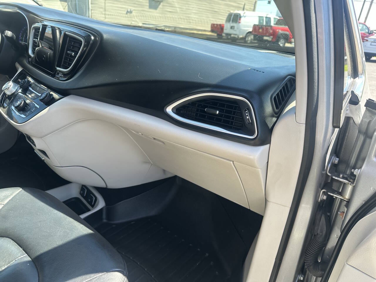 Used 2017 Chrysler Pacifica Touring-L w/ Tire & Wheel Group FWD image 31