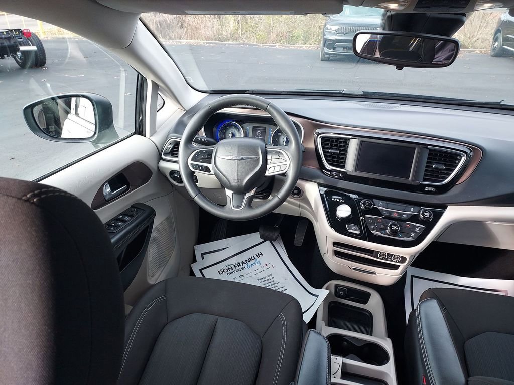 Used 2023 Chrysler Voyager LX image 15