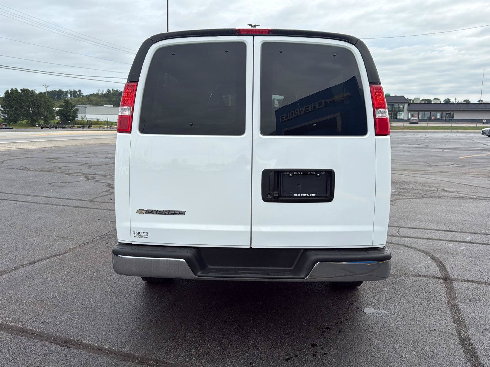 Used 2025 Chevrolet Express 3500 LT w/ LT Preferred Equipment Group RWD image 4