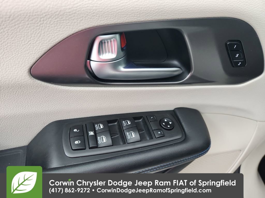 Used 2021 Chrysler Pacifica Touring-L w/ Uconnect Theater Family Group FWD image 20