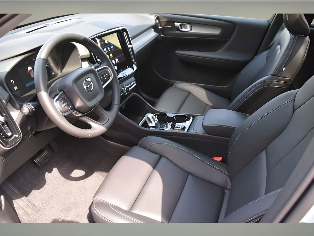 Certified 2025 Volvo XC40 B5 Ultra w/ Protection Package Premier image 11
