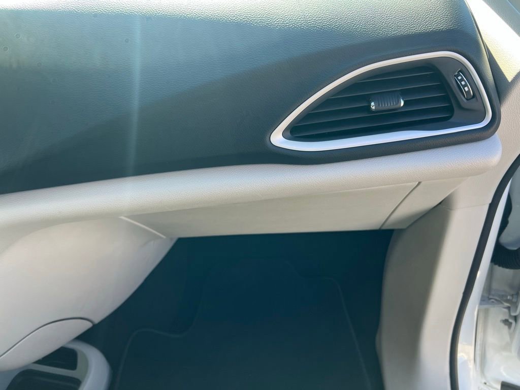 Used 2024 Chrysler Pacifica Touring-L image 26