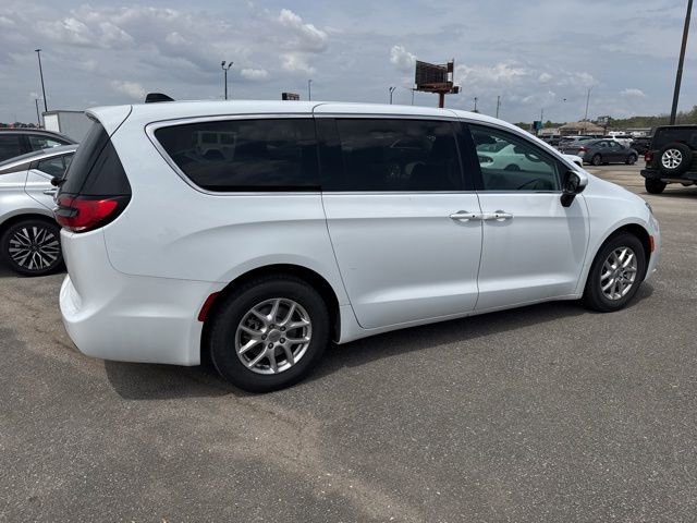 Used 2023 Chrysler Pacifica Touring-L FWD image 8