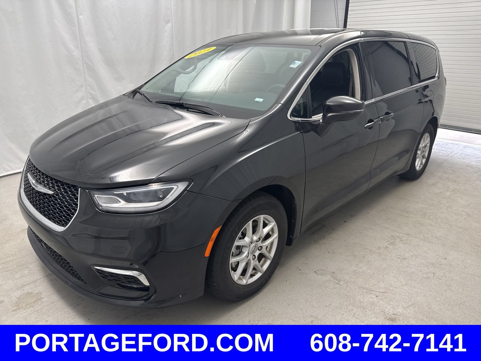 Used 2023 Chrysler Pacifica Touring-L FWD image 5