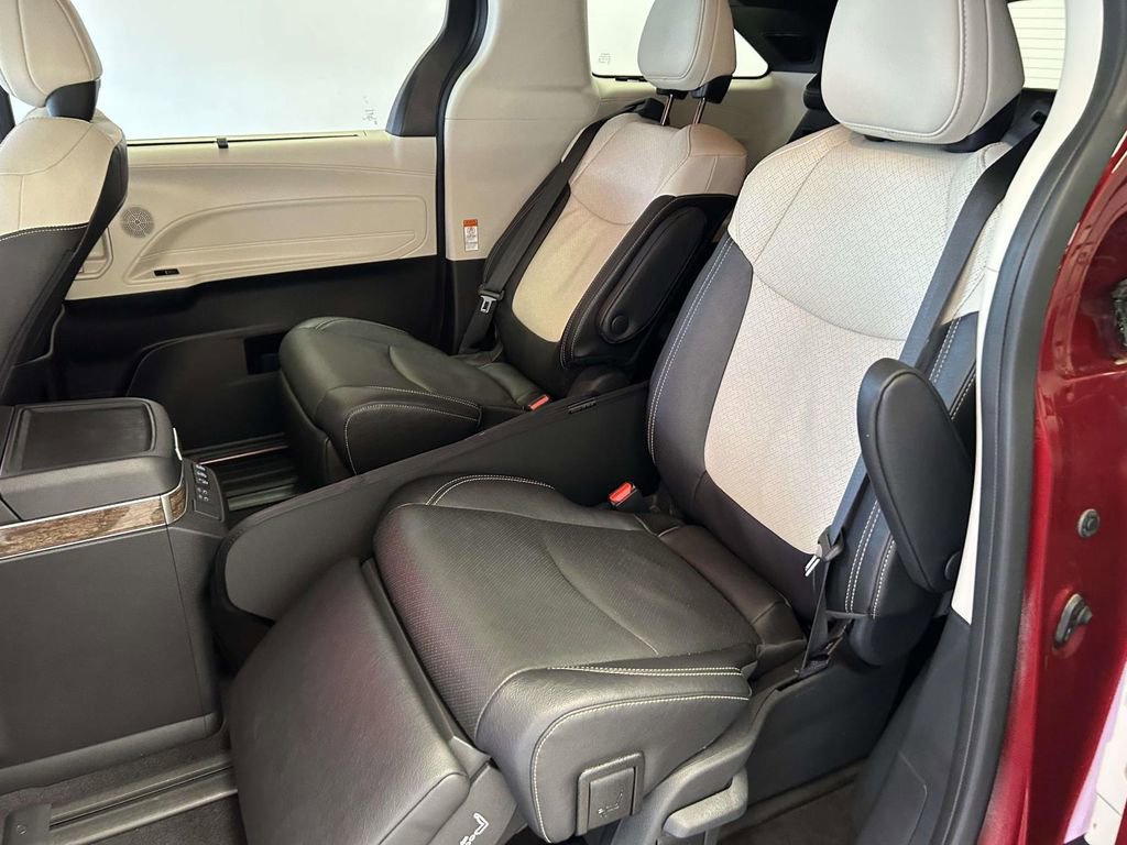 Used 2025 Toyota Sienna Platinum AWD/4WD image 16