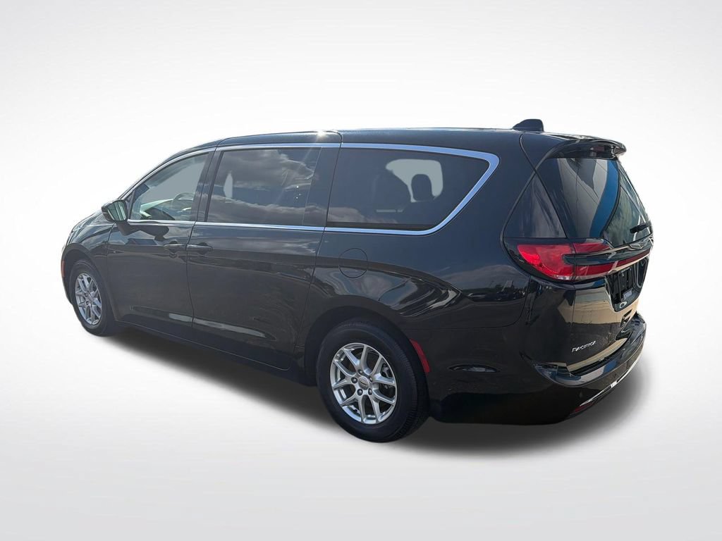 Used 2024 Chrysler Pacifica Touring-L FWD image 11