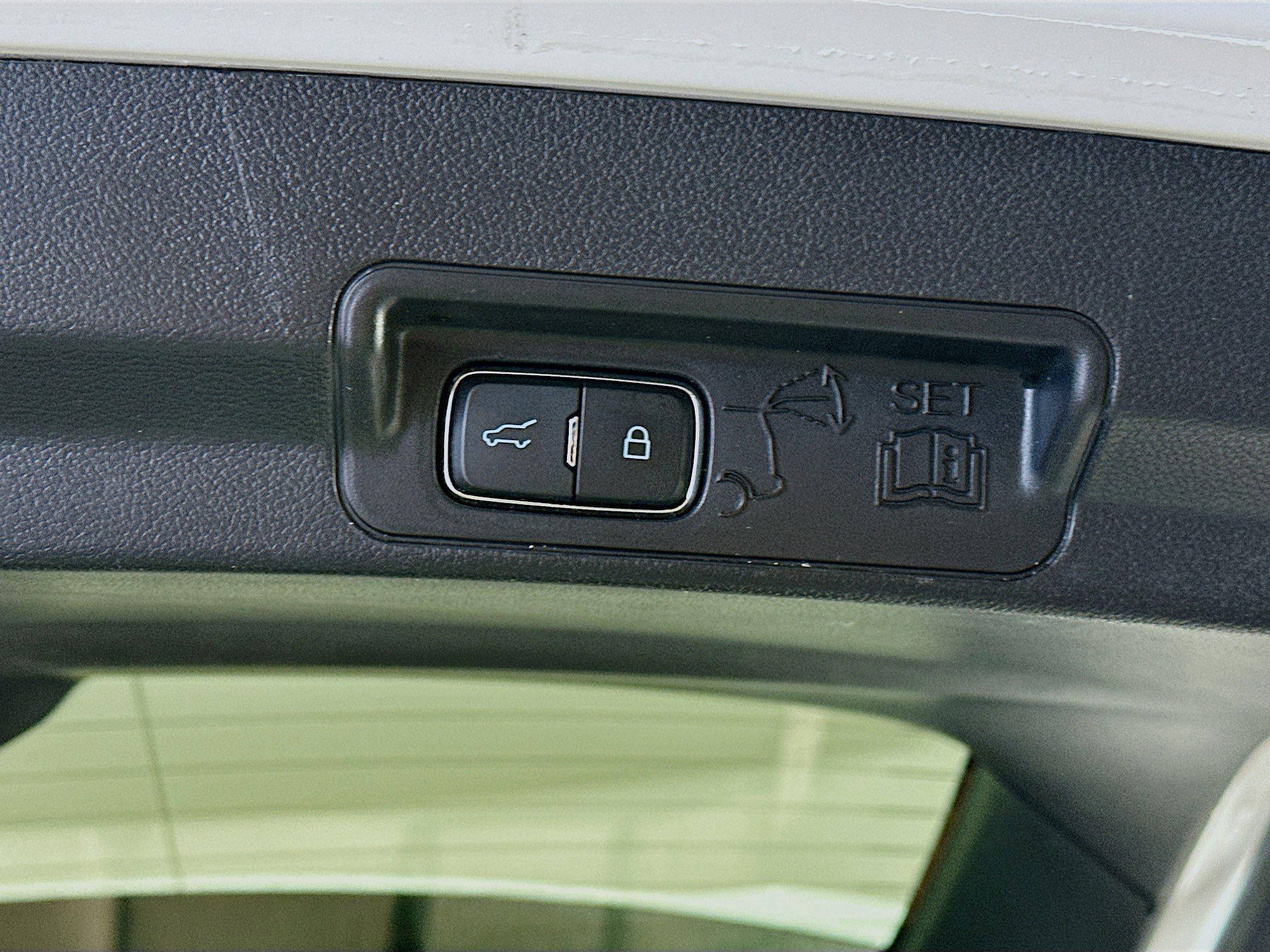 Used 2022 Ford Explorer Limited image 31