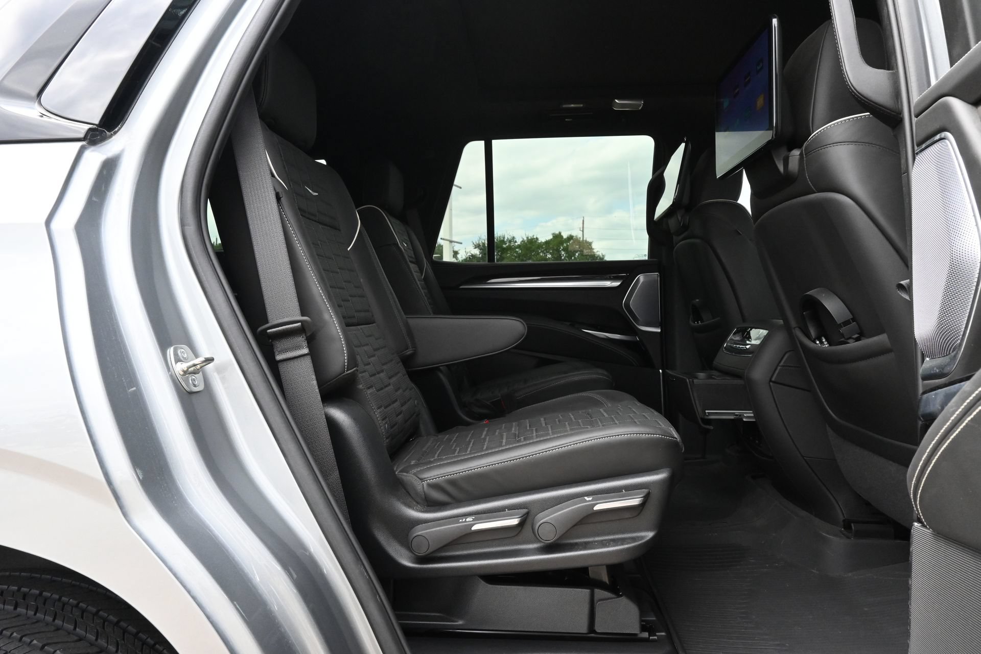 Certified 2025 Cadillac Escalade Sport Platinum w/ LPO, Floor Liner Package AWD/4WD image 25