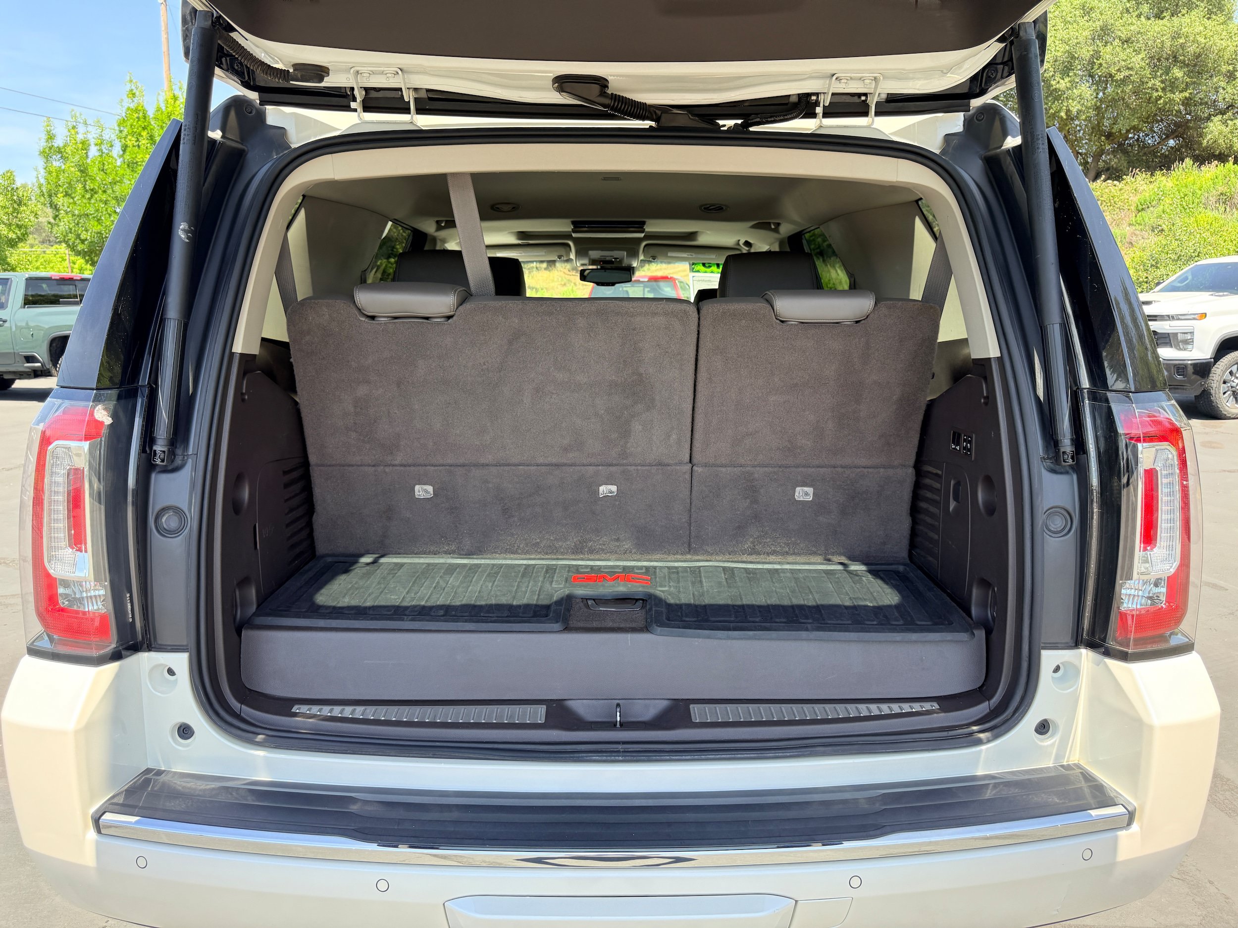 Used 2015 GMC Yukon Denali w/ Open Road Package AWD/4WD image 9