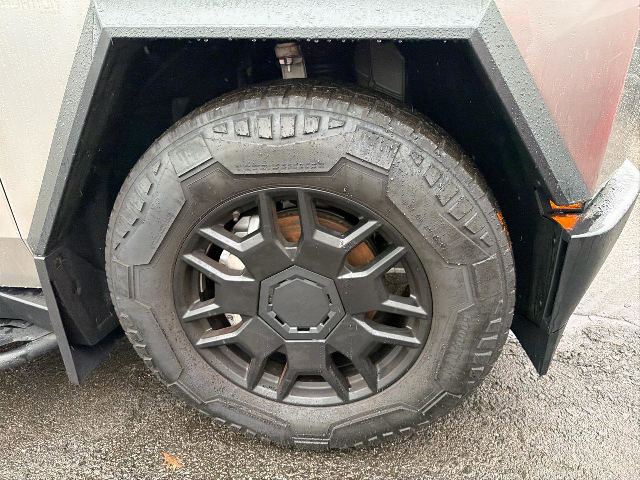 Used 2024 Tesla Cybertruck AWD Crew Cab image 27