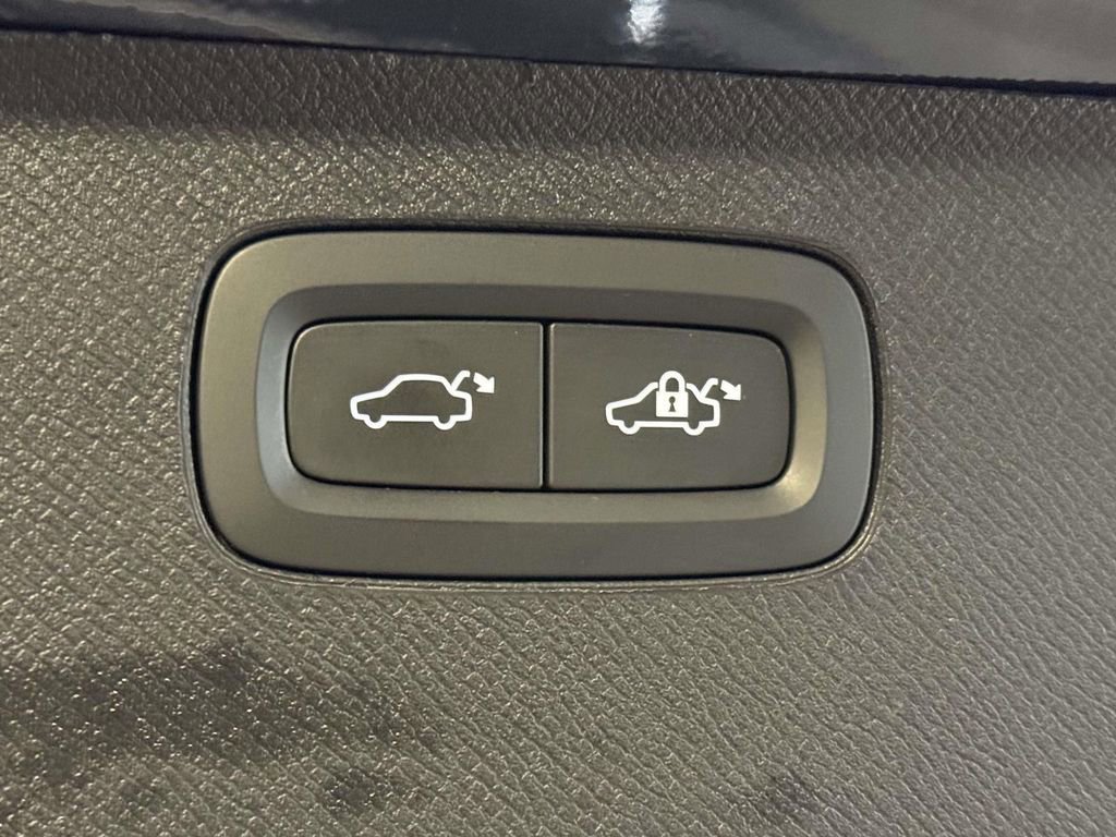 Used 2024 Volvo XC90 B6 Plus image 18