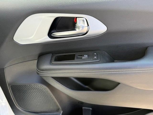 Used 2025 Chrysler Pacifica Limited FWD image 25