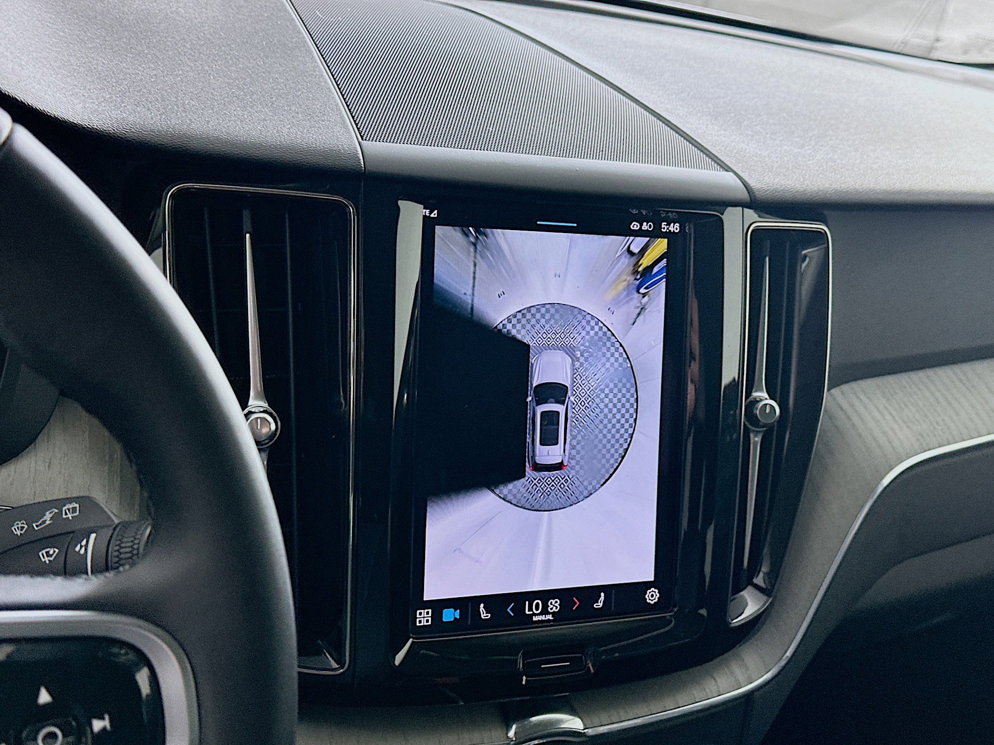 Used 2025 Volvo XC60 B5 Plus image 23