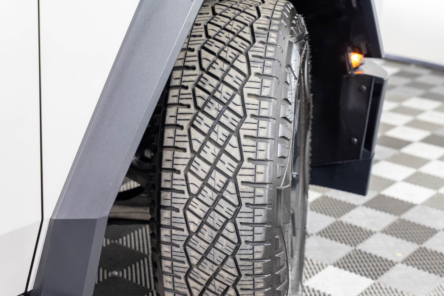 Used 2024 Tesla Cybertruck AWD Crew Cab image 38