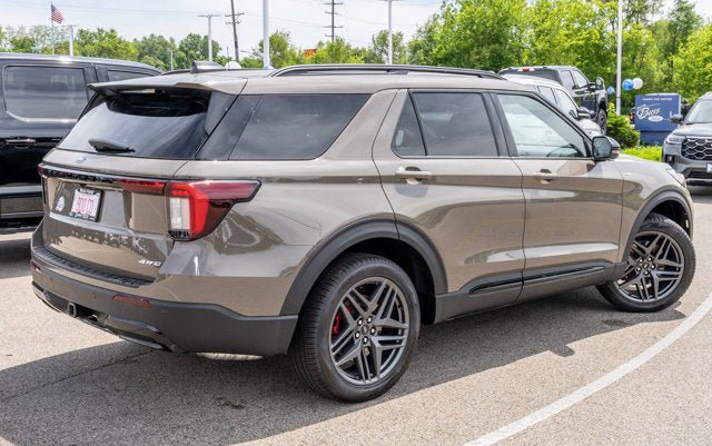 New 2026 Ford Explorer ST-Line w/ ST-Line Street Pack AWD/4WD image 3